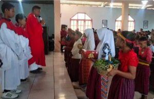 Indahnya Toleransi, Umat Muslim Bawa Persembahan Ke Gereja